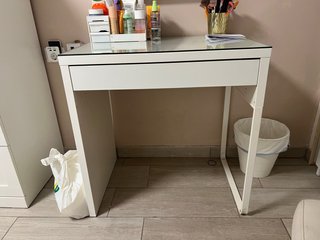 Escritorio de cristal y madera blanco