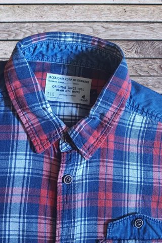 Camisa a cuadros roja y azul