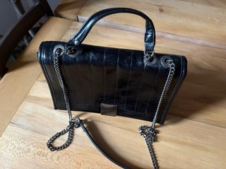 Bolso negro con cadena