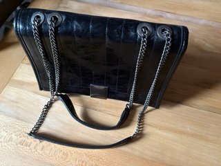 Bolso negro con cadena