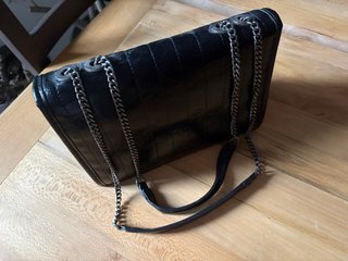 Bolso negro con cadena