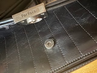 Bolso negro con cadena