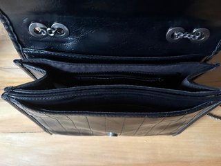 Bolso negro con cadena