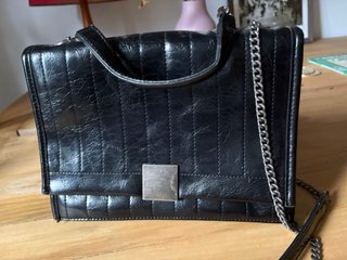 Bolso negro con cadena