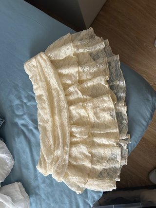 Ropa de encaje beige con volantes