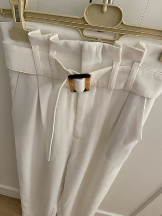 Pantalón de vestir blanco con cinturón
