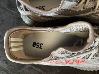 Zapatillas marca Adidas Yeezy Boost 350 V2 Beluga