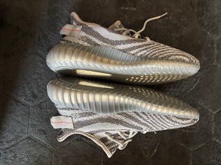 Zapatillas marca Adidas Yeezy Boost 350 V2 Beluga