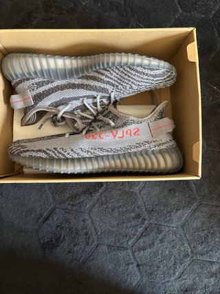 Zapatillas marca Adidas Yeezy Boost 350 V2 Beluga