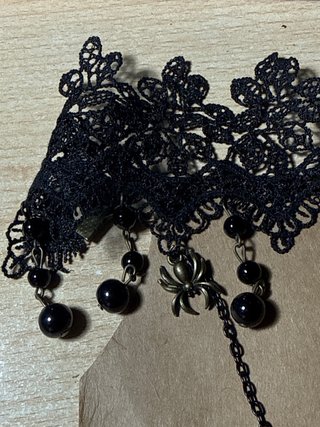 Pulsera gótica encaje negro con anillo mariposa