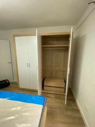 Dormitorio de matrimonio con armario