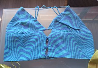 Tres tops cortos  de Zara y Stradivarius, talla XL