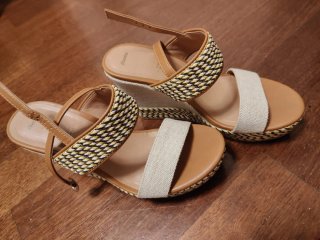 Sandali Bata con zeppa