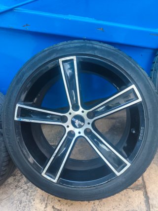 Llantas Momo 18 5x112 con Neumáticos