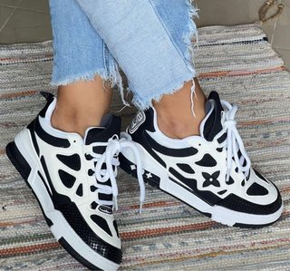 Zapatillas deportivas negras y blancas