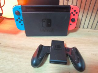 Nintendo Switch Azul y Rojo muy completa