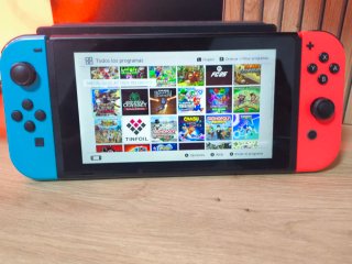 Nintendo Switch Azul y Rojo muy completa