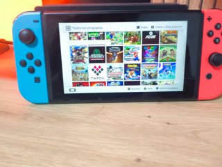 Nintendo Switch Azul y Rojo muy completa