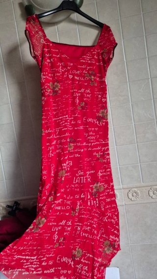 Abito rosso con scritte e fiori asimmetrico