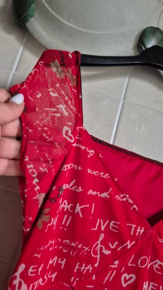 Abito rosso con scritte e fiori asimmetrico