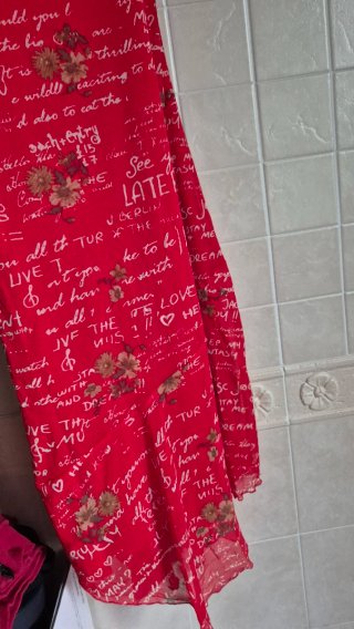 Abito rosso con scritte e fiori asimmetrico