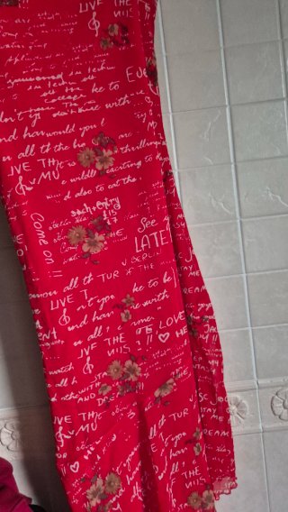 Abito rosso con scritte e fiori asimmetrico