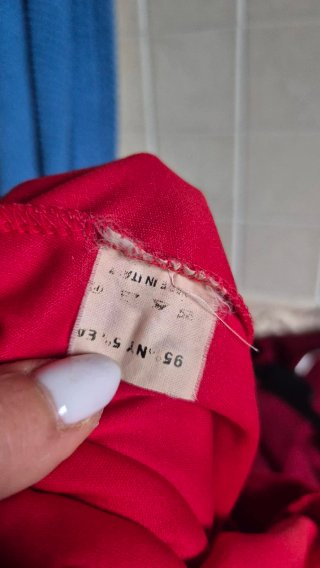 Abito rosso con scritte e fiori asimmetrico