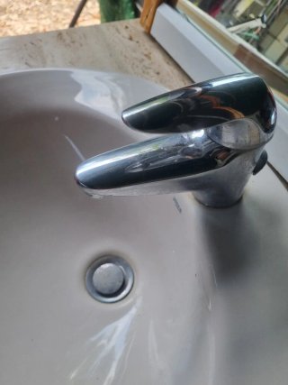 Mueble de baño con lavabo y armario