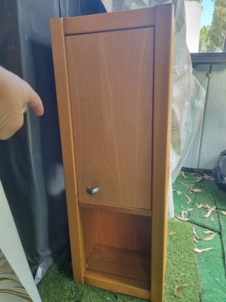 Mueble de baño con lavabo y armario