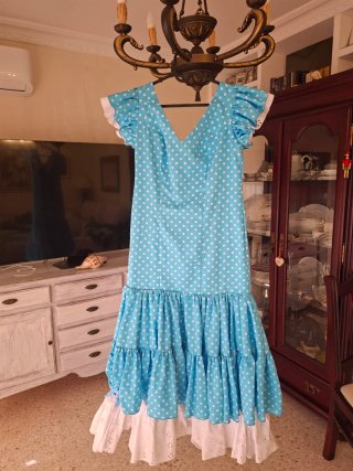 Traje de flamenca azul con lunares