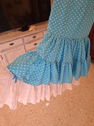 Traje de flamenca azul con lunares