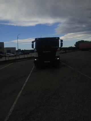Soy chofer de camion y busco tarabajo. Tengo el C