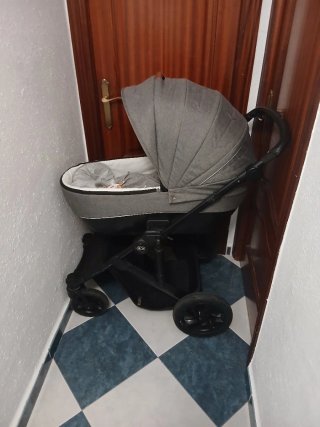 Carro de bebé gris