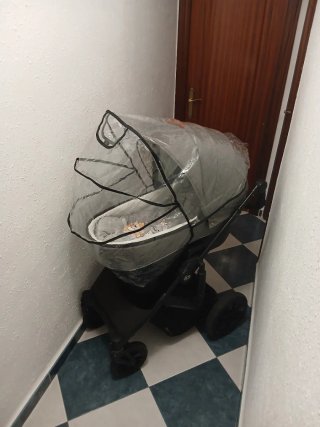 Carro de bebé gris