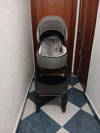 Carro de bebé gris