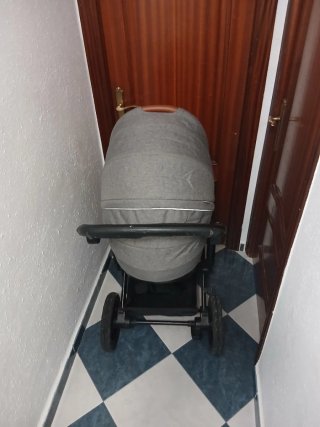 Carro de bebé gris