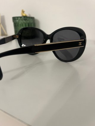 Gafas de sol Chanel negras y doradas