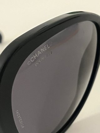 Gafas de sol Chanel negras y doradas
