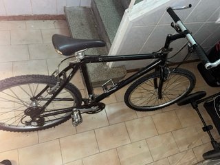 Bicicleta negra buen estado
