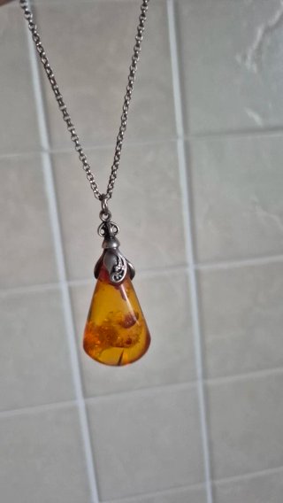 Collana con pendente ambra e metallo