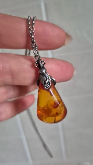 Collana con pendente ambra e metallo