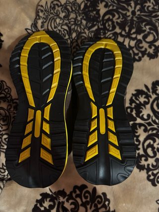 Zapatos de trabajo marrones y amarillos