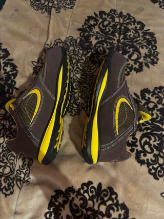 Zapatos de trabajo marrones y amarillos