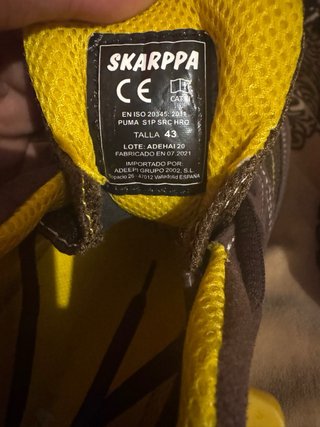 Zapatos de trabajo marrones y amarillos