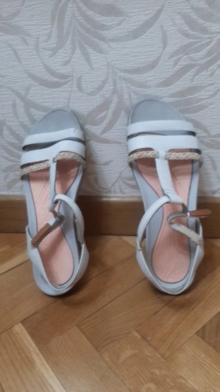 Sandalias Clarks T-Strap Beige/Blanco