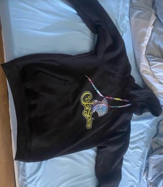 Sudadera negra con capucha y estampado