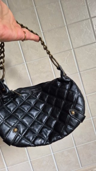 Borsa nera trapuntata con catena