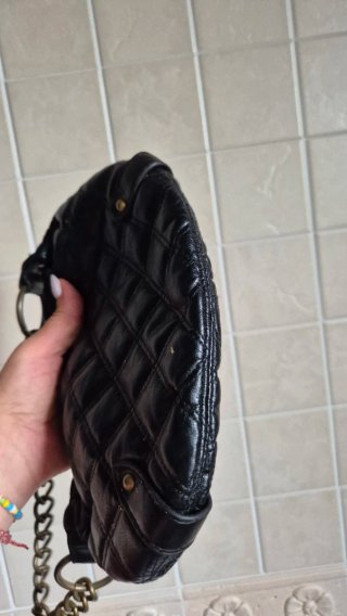 Borsa nera trapuntata con catena