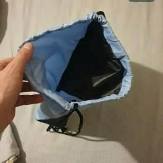 Mochila azul con bolsillo y cremallera