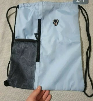 Mochila azul con bolsillo y cremallera